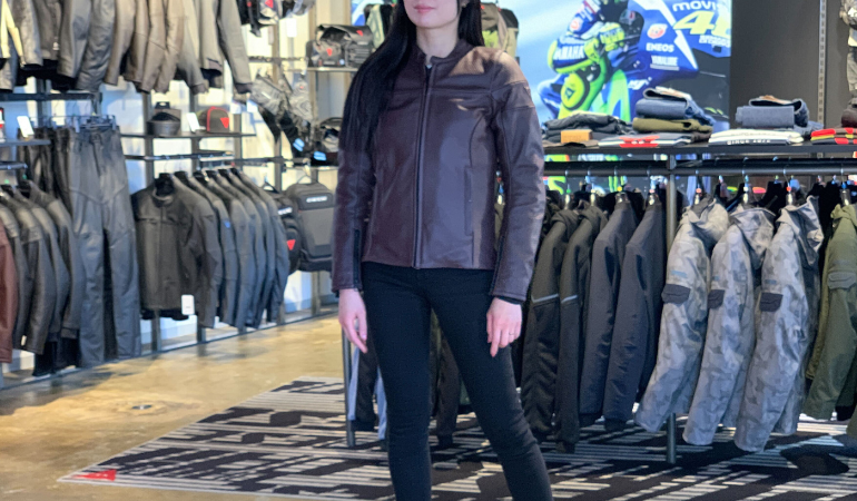 街にもバイクにも馴染むレディースレザージャケット『ITINERE』の魅力